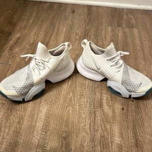 White Nike Air Zoom Superrep